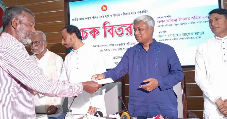 প্রতিমন্ত্রী অনিন্দ্য চেক তুলে দিচ্ছেন